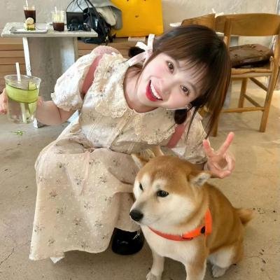 给小酒馆女子喝高杯酒